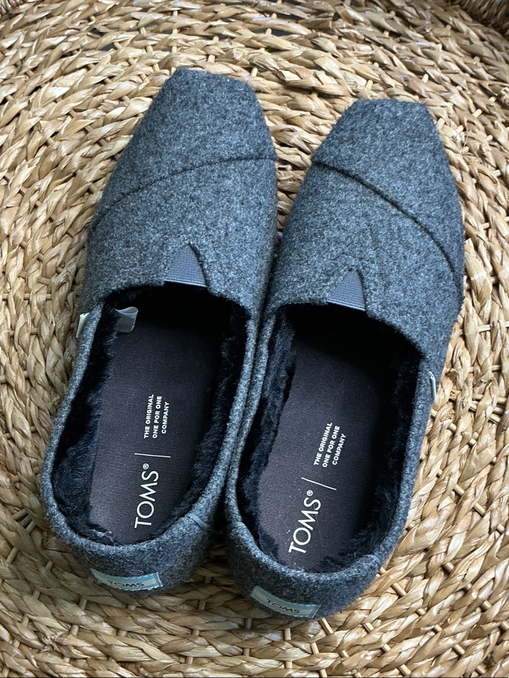 TOMs women’s Gray Felt Slip-On Loafers “Let it snow”